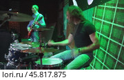 Drummer playing on drum set on stage. Стоковое видео, видеограф Андрей Армягов / Фотобанк Лори