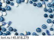 Рамка из черники и таблеток с местом для текста. Стоковое AI-изображение, AI-художник Anna Leeva / Фотобанк Лори
