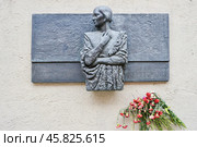 Мемориальная доска - дом, где жила Ольга Берггольц. Санкт-Петербург (2016 год). Редакционное фото, фотограф Александр Алексеев / Фотобанк Лори