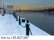 Вид на набережную Северного речного вокзала зимним вечером. Причал № 5.  Москва. Стоковое фото, фотограф Головкова Елена / Фотобанк Лори