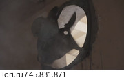 Metal exhaust fan in the room. Стоковое видео, видеограф Виктор Тихонов / Фотобанк Лори