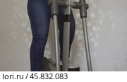 Overweight woman exercising on trainer ellipsoid. Стоковое видео, видеограф Михаил Коханчиков / Фотобанк Лори