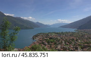 Como lake between mountains in Italy (2017 год). Стоковое видео, видеограф Михаил Коханчиков / Фотобанк Лори