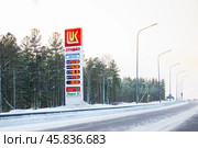 Information board of Lukoil gas station on the road, winter fuel prices (2020 год). Редакционное фото, фотограф Коханова Наталья / Фотобанк Лори