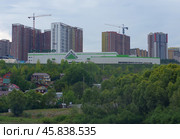 Вид с реки Уфы на магазин "Леруа Мерлен" и новостройки на заднем плане. Уфа, улица Энтузиастов, дом 22 (2019 год). Редакционное фото, фотограф Алексей Иванов / Фотобанк Лори