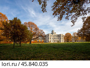 Петергоф Парк усадьбы "Знаменка". Осенний вид (2024 год). Редакционное фото, фотограф Литвяк Игорь / Фотобанк Лори