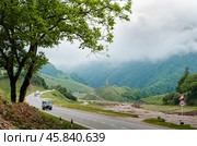 Горная дорога среди зеленых холмов. Редакционное фото, фотограф Сергей / Фотобанк Лори