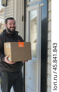 A courier with a box in his hands smiles at the front door. Стоковое AI-видео, аниматор Юрий Поздников / Фотобанк Лори