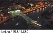 Bridge of Peace at night in Tbilisi. Стоковое видео, видеограф Михаил Коханчиков / Фотобанк Лори