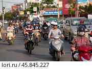 Traffic in Ho Chi Minh City (Saigon), Vietnam (2015 год). Редакционное фото, фотограф Александр Подшивалов / Фотобанк Лори