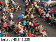 Traffic in Ho Chi Minh City (Saigon), Vietnam (2015 год). Редакционное фото, фотограф Александр Подшивалов / Фотобанк Лори