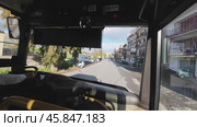 Джардини Наксос, Мессина, Сицилия, Италия - Дек 21, 2024: на улицах города, вид из автобуса. Редакционное видео, видеограф Вадим Хомяков / Фотобанк Лори