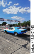 Retro cars in the pit lane. Start of the 1/8 mile race. Редакционное видео, видеограф Sergey Kohl / Фотобанк Лори