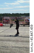 Retro cars in the pit lane. Start of the 1/8 mile race. Редакционное видео, видеограф Sergey Kohl / Фотобанк Лори
