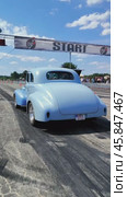 Retro cars in the pit lane. Start of the 1/8 mile race. Редакционное видео, видеограф Sergey Kohl / Фотобанк Лори