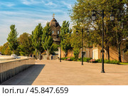 Tereshkova embankment with a view of the dome of the Church of the Holy Prophet Elijah in Evpatoria. Редакционное фото, фотограф Владимир Ушаров / Фотобанк Лори