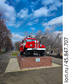 Памятник пожарной машине, г. Краснодар (2024 год). Редакционное фото, фотограф Ирина / Фотобанк Лори