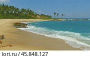 Sea waves on tropical beach and palms (2023 год). Стоковое видео, видеограф Михаил Коханчиков / Фотобанк Лори