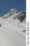 Vertical aerial video of Altai natural mountain landscape. Trough valley with Aktru glacier. Стоковое видео, видеограф Сергей Пристяжнюк (Serg Zastavkin) / Фотобанк Лори