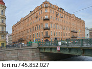 Первый в Санкт-Петербурге пятиэтажный дом постройки 1817 года. Доходный дом Зверкова. Кокушкин мост (2019 год). Редакционное фото, фотограф Александр Алексеев / Фотобанк Лори