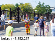 Раздача рекламных буклетов возле ВДНХ (2024 год). Редакционное фото, фотограф Роман Лукьянов / Фотобанк Лори