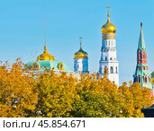 Большой Кремлевский дворец и купола церквей Московского Кремля. Золотая листва. Осенний солнечный день. Москва. Россия. Стоковое фото, фотограф E. O. / Фотобанк Лори