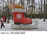 Новогодняя инсталяция в зимнем парке в Калуге. Редакционное фото, фотограф Лариса Вишневская / Фотобанк Лори