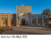 View of the Bab-i-Islam Gate (Bobi Islom Gate) to the Bahauddin Naqshbandi Memorial Complex on a sunny day, Bukhara, Uzbekistan. Стоковое фото, фотограф Ula Ulachka / Фотобанк Лори