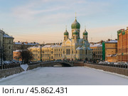 View of Saint Isidore's (Isidorovskaya) Church against the background of the Mogilev Bridge over the Griboyedov Canal on a sunny winter day, St. Petersburg, Russia. Стоковое фото, фотограф Ula Ulachka / Фотобанк Лори