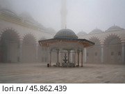 View of the courtyard and the place for ritual ablution of the Chamlyja Mosque on a foggy day, Istanbul, Turkey. Стоковое фото, фотограф Ula Ulachka / Фотобанк Лори