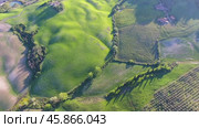 Tuscany aerial landscape at evening in Italy (2017 год). Стоковое видео, видеограф Михаил Коханчиков / Фотобанк Лори