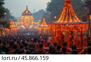 Celebration of Maha Shivaratri in Indian City With Beautifully Lit Decorations and a Large Crowd Participating in Rituals. Стоковое AI-изображение, AI-художник Sergey Grishin / Фотобанк Лори