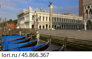 Gondolas on Canal Grande in Venice, Italy (2017 год). Стоковое видео, видеограф Михаил Коханчиков / Фотобанк Лори