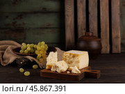 Деревянная доска с кусочками сыра. Стоковое фото, фотограф Гришина Ольга / Фотобанк Лори