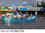 Автодром в парке аттракционов на Кипарисовой аллее в городе-курорте Судаке, Крым, Россия (2023 год). Редакционное фото, фотограф Николай Мухорин / Фотобанк Лори
