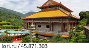 Panoramic view Kek Lok Si Temple Penang Malaysia. traditional Chinese architecture golden roofs pagoda lush greenery modern city skyline famous tourist attraction cultural heritage serene landscape. Стоковое фото, фотограф Павел Муравьев / Фотобанк Лори