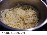 Варёные спагетти, макароны, вермишель в кастрюле. Boiled spaghetti, pasta, noodles in a pot. Стоковое фото, фотограф Юрий Пуликов / Фотобанк Лори