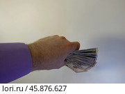 Деньги в руке. Money in hand. Стоковое фото, фотограф Юрий Пуликов / Фотобанк Лори
