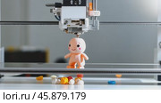 3d printer creating a small smiling baby toy figure. Стоковое AI-видео, аниматор Юрий Поздников / Фотобанк Лори