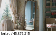 Elegant room interior design with large mirror and spring flowers. Стоковое AI-видео, аниматор Юрий Поздников / Фотобанк Лори
