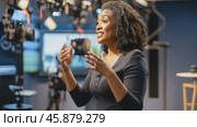 Tv presenter speaking in a modern studio with cameras. Стоковое AI-видео, аниматор Юрий Поздников / Фотобанк Лори