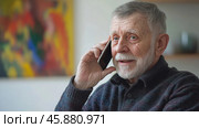 An elderly man is talking on a smartphone. The smartphone is in the hands of an elderly pensioner. A pensioner's conversation with scammers. Стоковое AI-изображение, AI-художник Терехова Марина / Фотобанк Лори