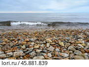 A wave on the pebbly shore of Lake Baikal under a misty sky. Стоковое фото, фотограф Сергей Фролов / Фотобанк Лори