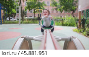Маленький мальчик катается на качелях (2020 год). Стоковое видео, видеограф Михаил Князев / Фотобанк Лори