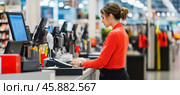 Cashier scanning groceries at cash register in supermarket. Стоковое AI-изображение, AI-художник Юрий Поздников / Фотобанк Лори