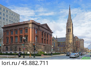 At 234 Berkeley Street building designed by William G. Preston in classical French Beaux-Arts architecture style for Boston Society of Natural History, today - Restoration Hardware flagship store (2015 год). Редакционное фото, фотограф Валерия Попова / Фотобанк Лори