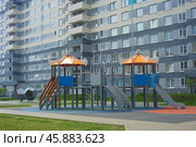 Двор, детская площадка и новостройки многоэтажных домов в городе Екатеринбурге по улице Дорожной 14. Жилищный комплекс "Весна"  Courtyard,  playground, and new buildings of multi-storey buildings in Yekaterinburg on Dorozhnaya street 14.Vesna Housing Complex (2022 год). Редакционное фото, фотограф Юрий Карачев / Фотобанк Лори