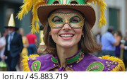 Colorful Mardi Gras Parade Features Joyful Participant in Elaborate Costume and Mask, Celebrating With a Radiant Smile. Стоковое AI-видео, аниматор Sergey Grishin / Фотобанк Лори
