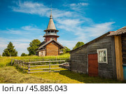 Часовня Петра и Павла в деревне Насоновщина (Волкостров). Карелия. Летний солнечный день. Редакционное фото, фотограф Сергей Цепек / Фотобанк Лори