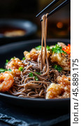 Вкусный вид сбоку лапши с креветками темпура на черном фоне для кулинарных концепций. Стоковое AI-изображение, AI-художник ФотоИнтеллект / Фотобанк Лори